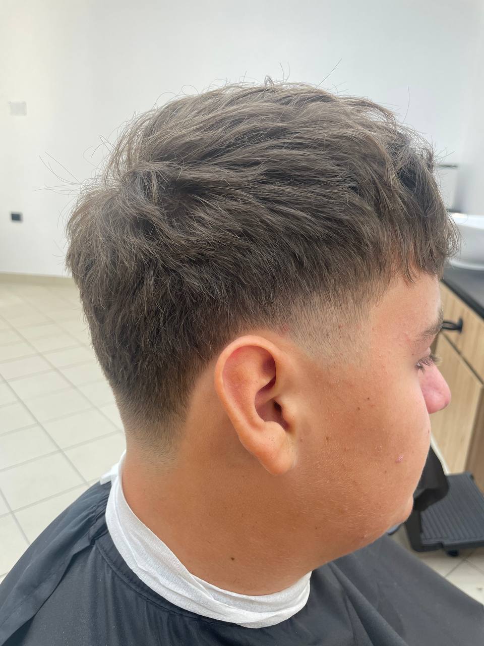 Текстурована чоловіча стрижка з плавним переходом — робота KOPYTCHAK BARBERSHOP